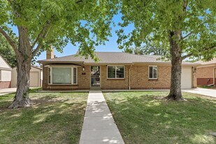 122 Newport St in Denver, CO - Building Photo