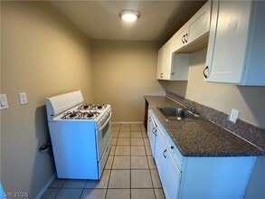 230 W Boston Ave in Las Vegas, NV - Foto de edificio - Building Photo