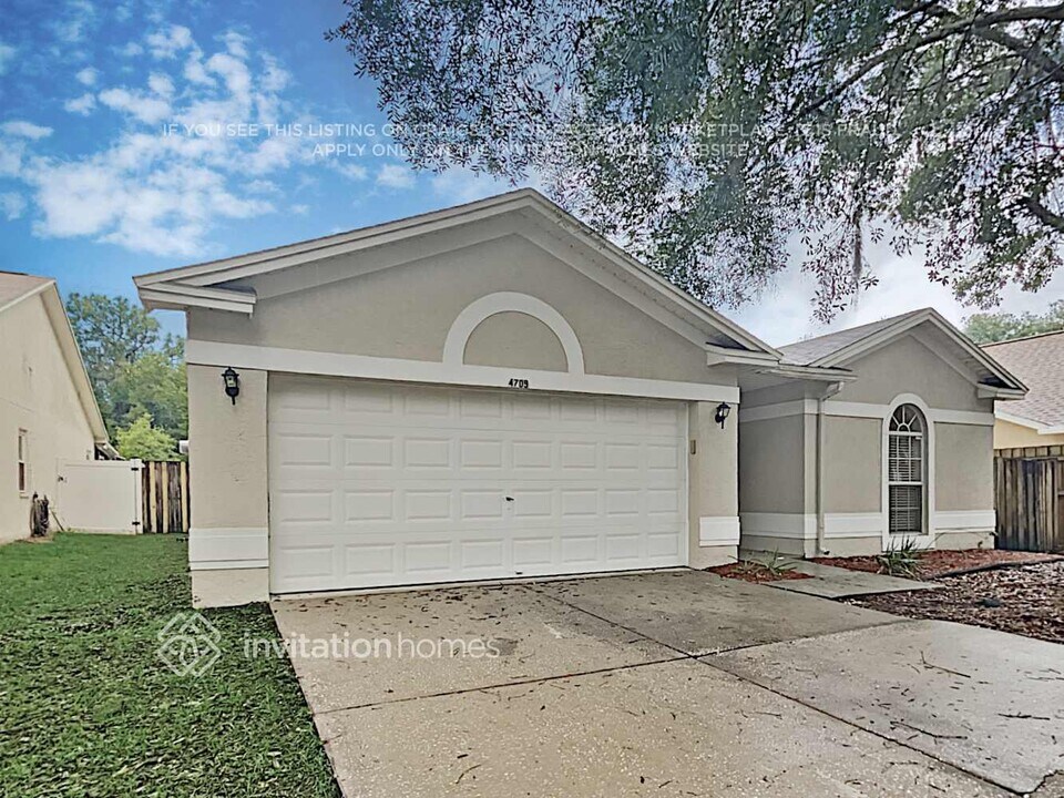 4709 Rockingchair Dr in Valrico, FL - Building Photo