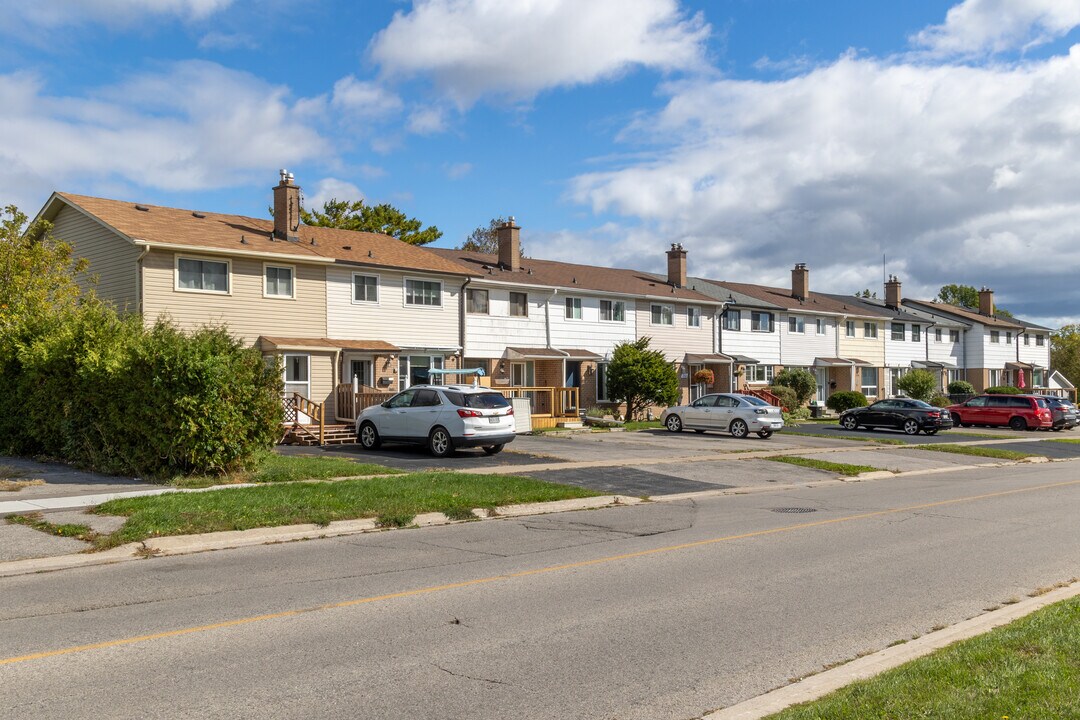706 Krosno Blvd in Pickering, ON - Building Photo