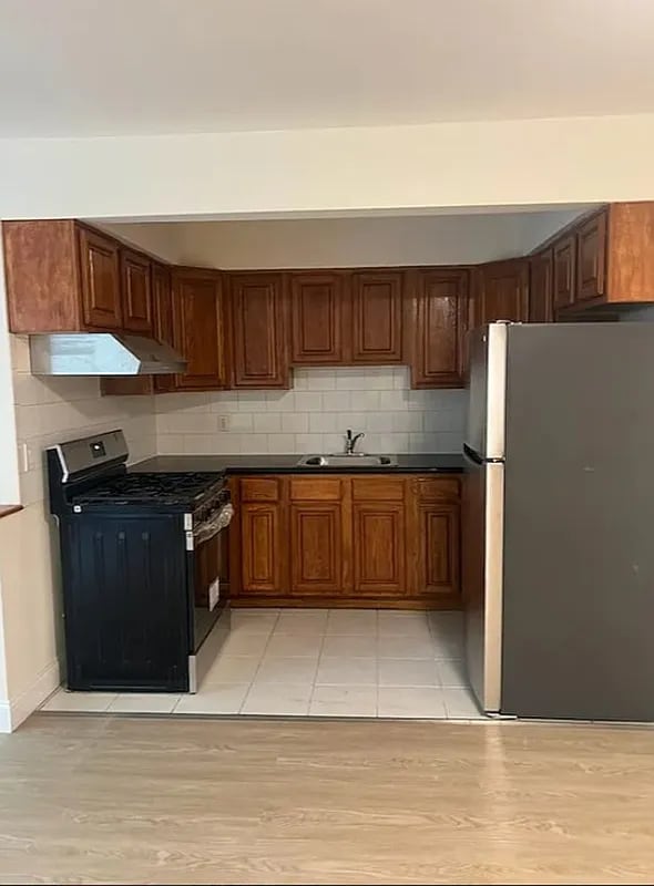 141-33 Pershing Crescent in Queens, NY - Foto de edificio - Building Photo