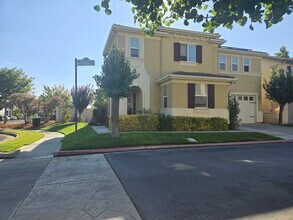 17302 Walnut Burl Ln in Lathrop, CA - Building Photo - Building Photo