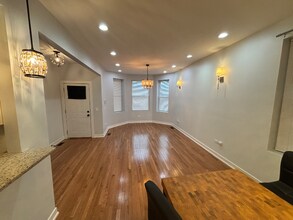 6744 S St Lawrence Ave in Chicago, IL - Building Photo - Building Photo
