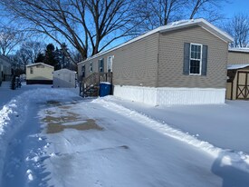 4038 Clement St in Milford, MI - Building Photo