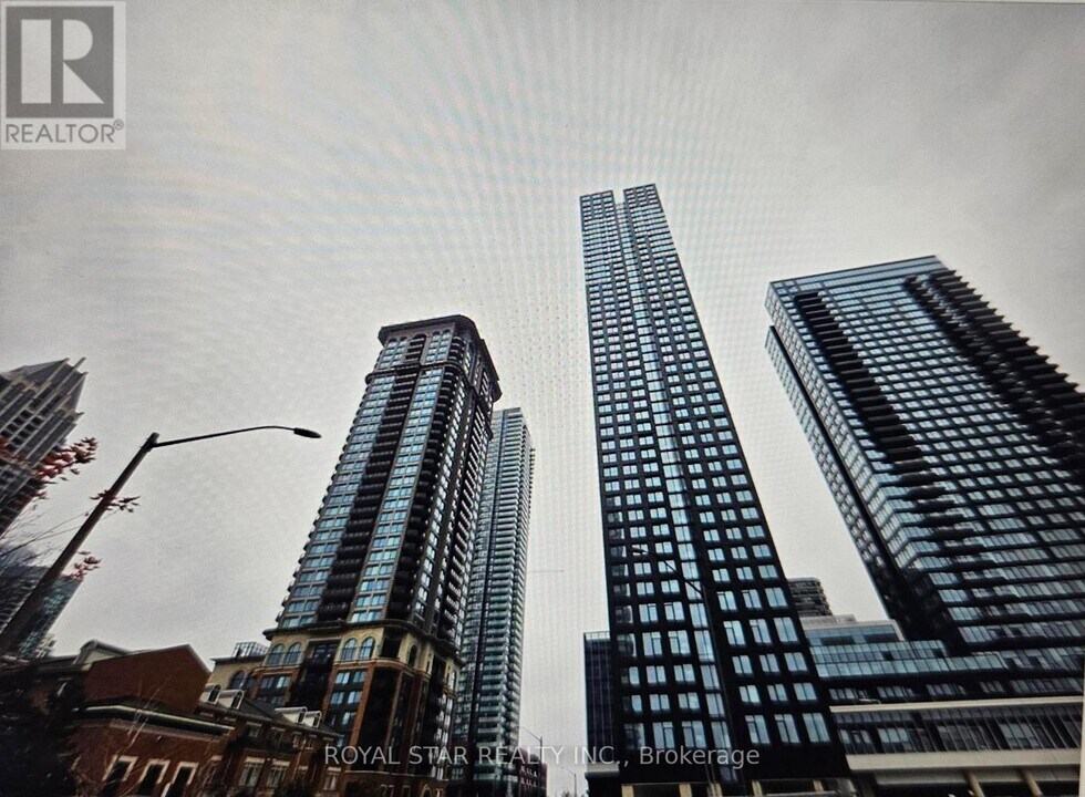 395 Square One Dr in Mississauga, ON - Building Photo