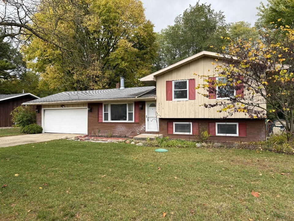 23647 River Lake Ct in Elkhart, IN - Building Photo