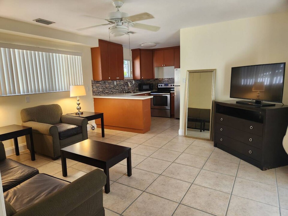 2310 Dewey St, Unit Middle in Hollywood, FL - Building Photo