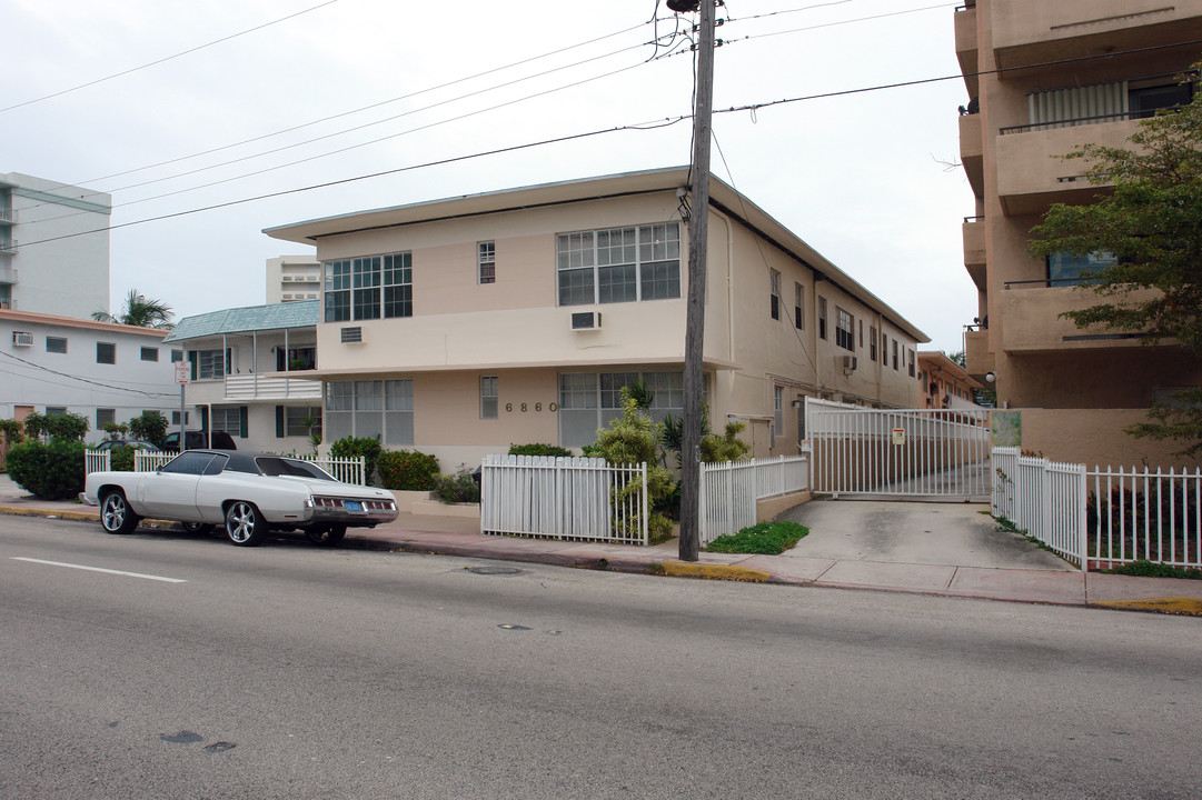 6860 Abbott Ave in Miami Beach, FL - Building Photo