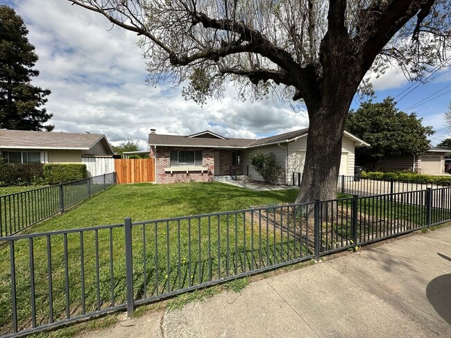 1613 Carnation Ct in Modesto, CA - Building Photo - Building Photo