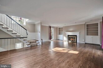 10917 Wickshire Way in Rockville, MD - Foto de edificio - Building Photo