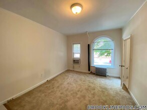 1223 Beacon St, Unit 108 in Brookline, MA - Foto de edificio - Building Photo