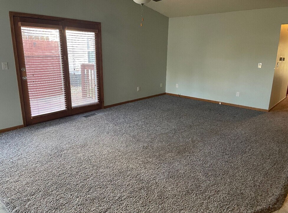 155 Wintergreen Dr in Chatham, IL - Building Photo