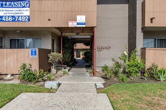 10327 Downey Ave. in Downey, CA - Foto de edificio - Building Photo