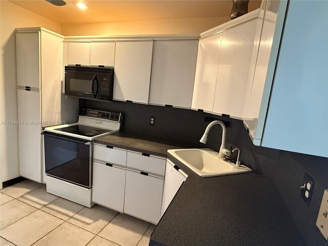 9001 Jacaranda Ln in Plantation, FL - Building Photo - Building Photo