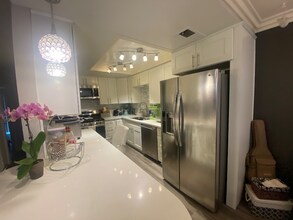 1651 S Juniper St in Escondido, CA - Foto de edificio - Building Photo