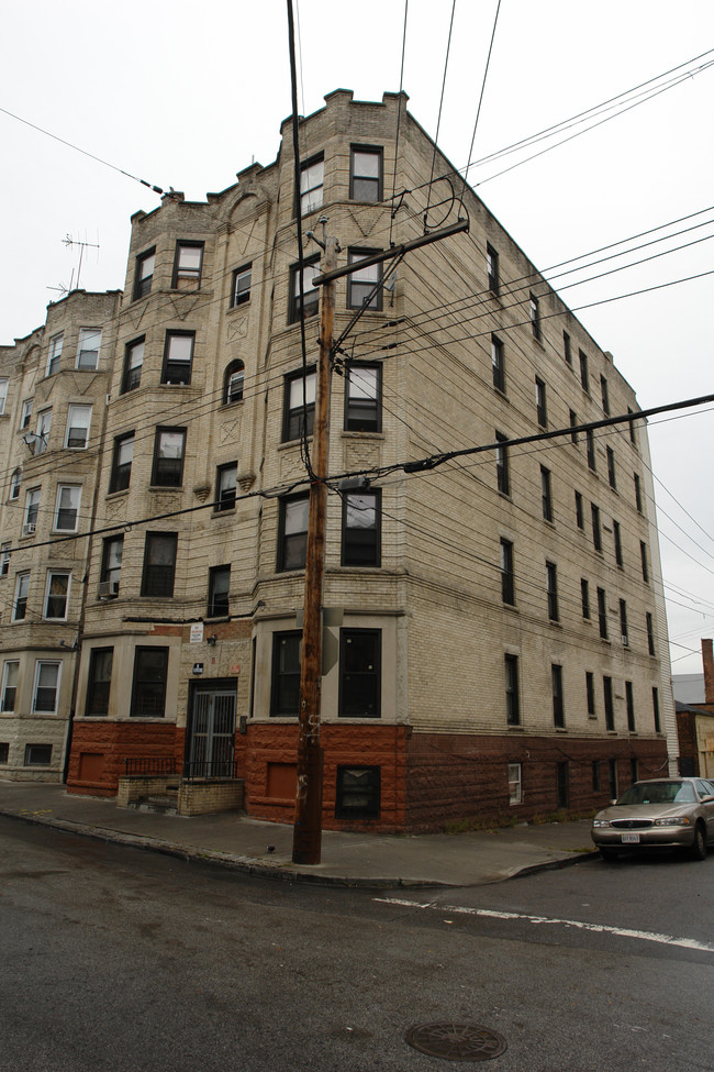 11 Lawrence St in Yonkers, NY - Building Photo - Building Photo