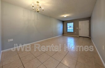 8217 Eaton Ave in Jacksonville, FL - Foto de edificio - Building Photo