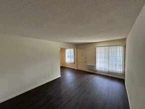 15622 Pasadena Ave, Unit 16 in Tustin, CA - Foto de edificio - Building Photo