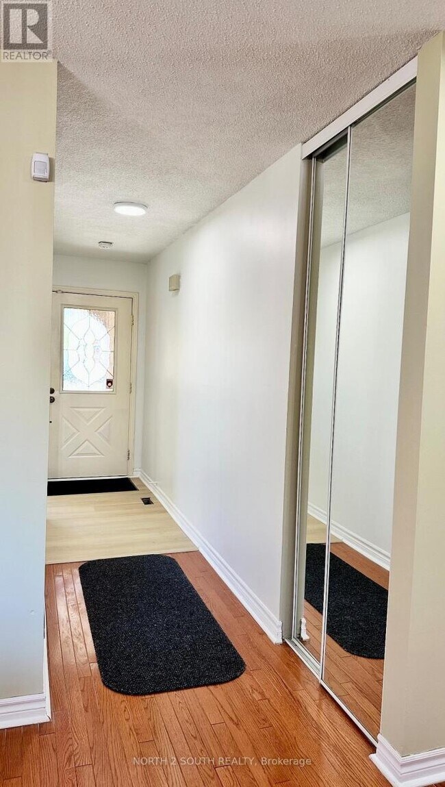 28 Lindridge Ave in Brampton, ON - Building Photo - Building Photo