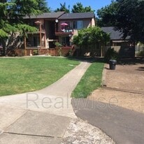 13423 SE Stark St in Portland, OR - Building Photo
