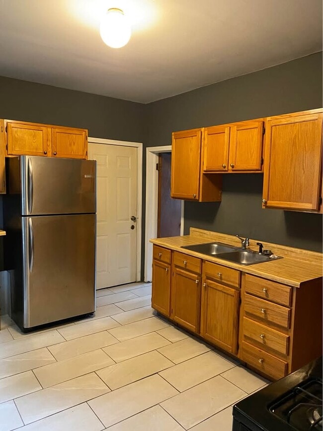 670 S Martin Luther King Jr Ave, Unit #1 in Waukegan, IL - Building Photo - Building Photo