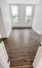 132 Bayview Ave in Jersey City, NJ - Foto de edificio - Building Photo