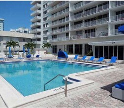 5750 Collins Ave, Unit C in Miami Beach, FL - Foto de edificio - Building Photo