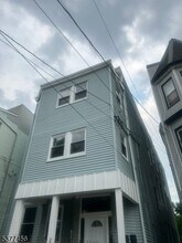 146 Johnson Ave in Newark, NJ - Foto de edificio - Building Photo