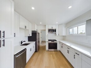 3284 Luna Ave in San Diego, CA - Building Photo - Building Photo