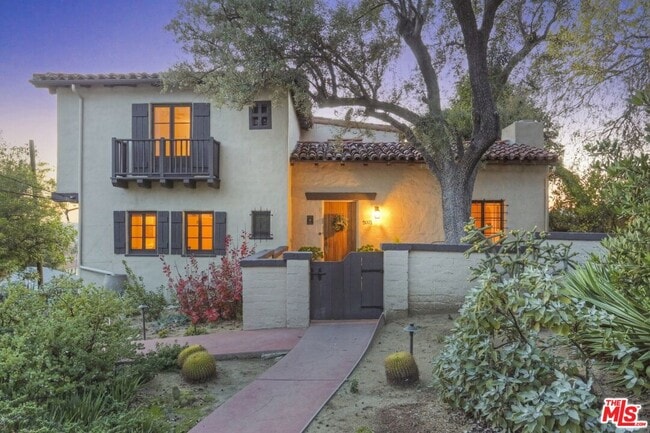 2071 Escarpa Dr in Los Angeles, CA - Building Photo - Building Photo