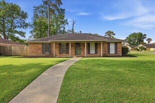6795 Greenwood Dr in Beaumont, TX - Building Photo