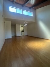 20134 Leadwell St, Unit 302 in Los Angeles, CA - Foto de edificio - Building Photo
