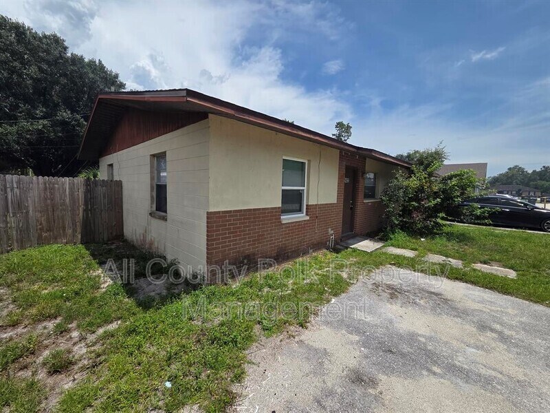 1422 Moonlite Dr in Lakeland, FL - Building Photo