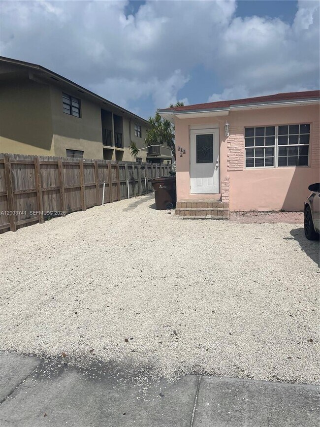 317 E 8th St in Hialeah, FL - Building Photo - Building Photo