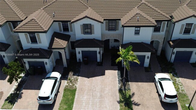 11042 W 33rd Ln in Hialeah, FL - Foto de edificio - Building Photo