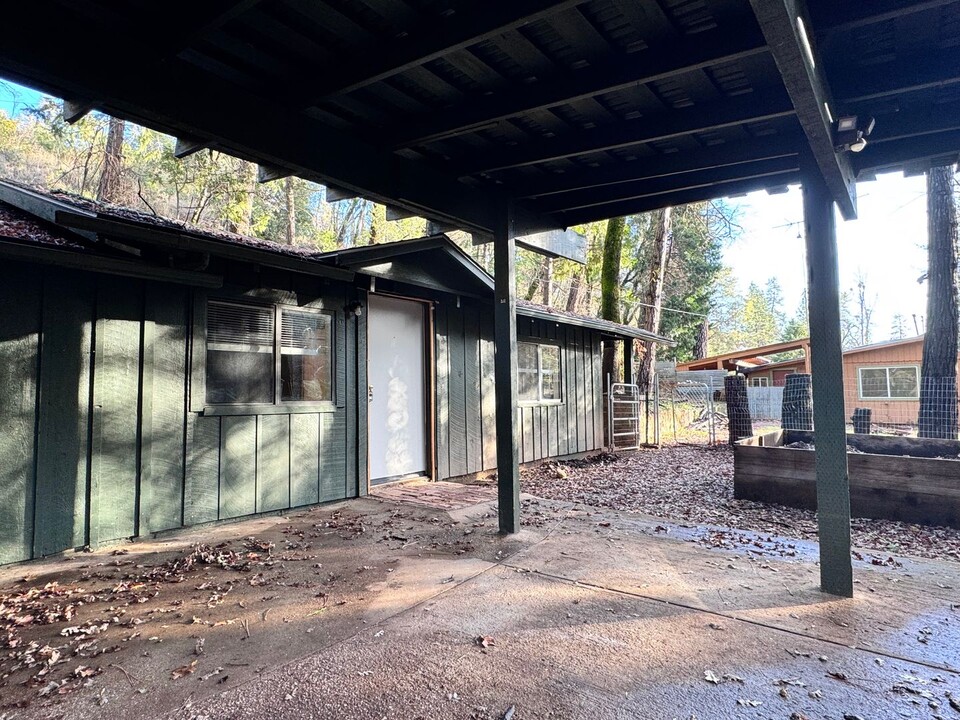 18535 N Cherry Creek Rd in Grass Valley, CA - Building Photo