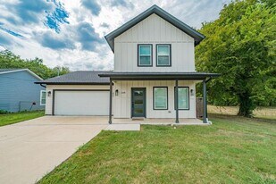 1208 Edgar St in Greenville, TX - Building Photo