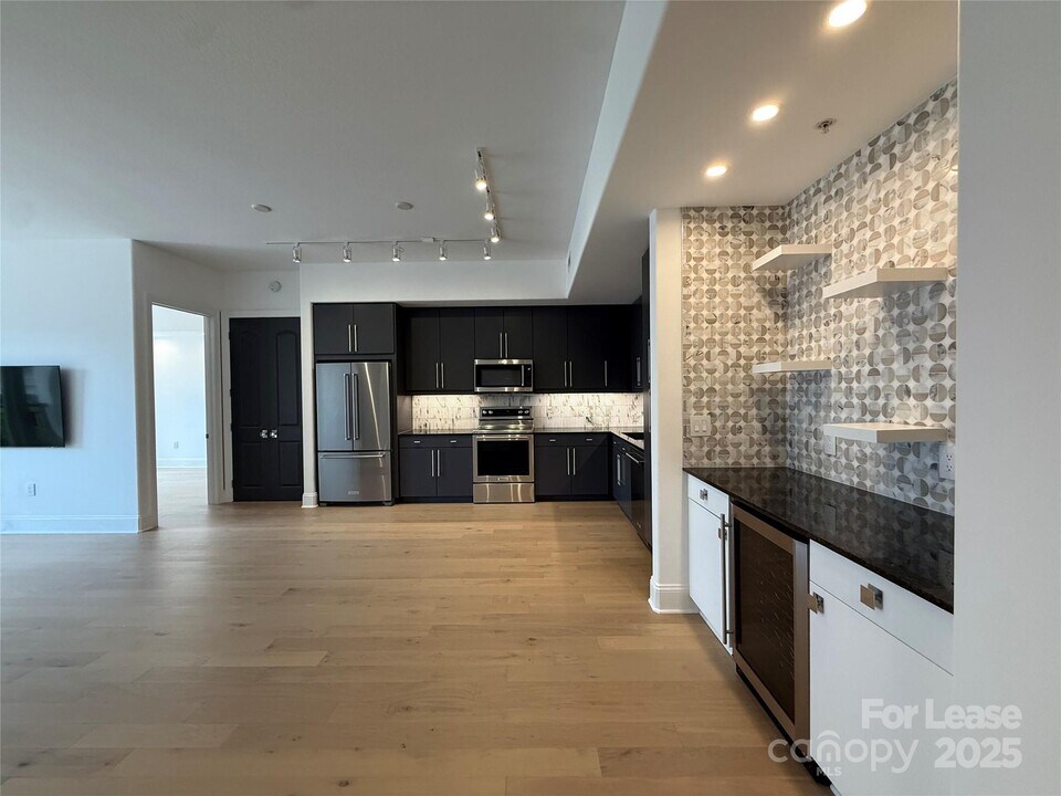 4625 Piedmont Row Dr in Charlotte, NC - Foto de edificio