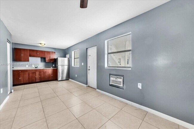 365 NW 8th St in Miami, FL - Building Photo - Building Photo