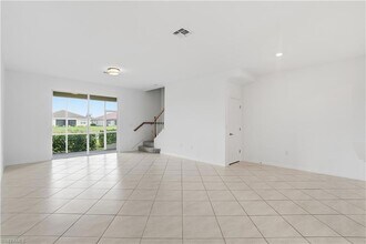 2870 Blossom Wy in Naples, FL - Foto de edificio - Building Photo