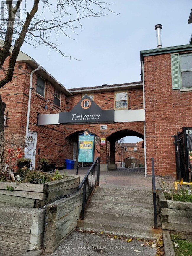 2 Orchard Heights Blvd in Aurora, ON - Building Photo - Building Photo