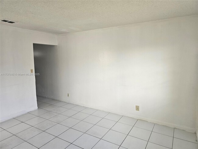 2435 NW 8th Pl in Fort Lauderdale, FL - Building Photo - Building Photo