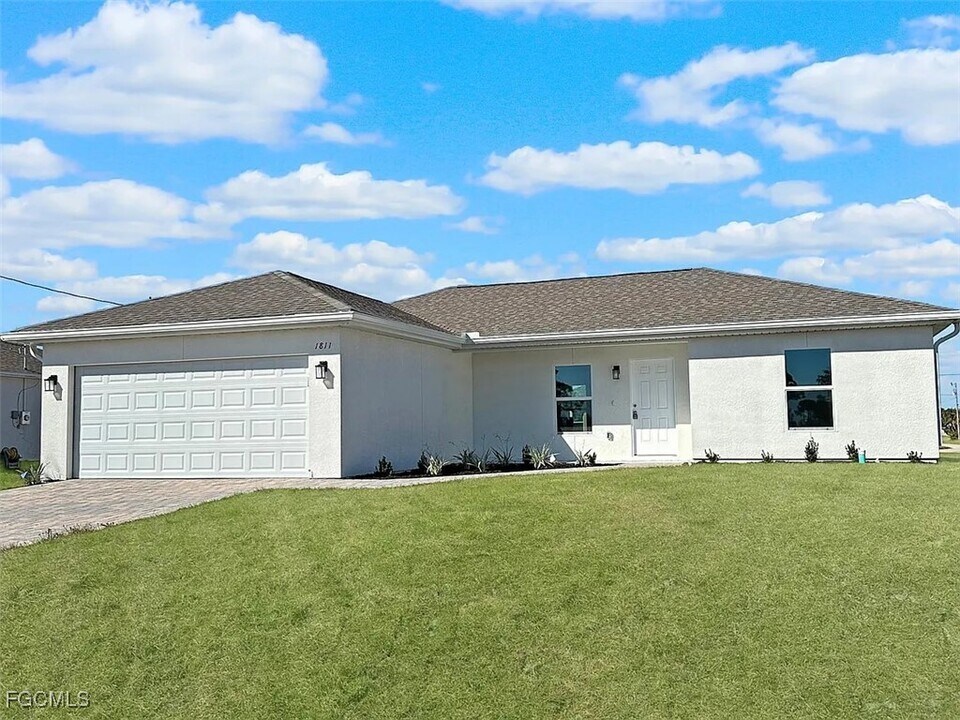 4528 NW 34th Pl in Cape Coral, FL - Building Photo