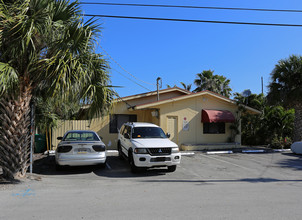 615-623 NE 29th Dr in Wilton Manors, FL - Building Photo - Building Photo