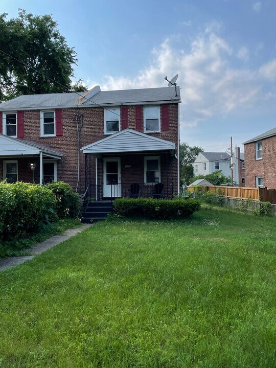 5000 8th St NE in Washington, DC - Building Photo