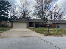 742 W Lois St in Springfield, MO - Building Photo