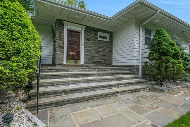 136 Fox Meadow Rd in Scarsdale, NY - Building Photo - Building Photo