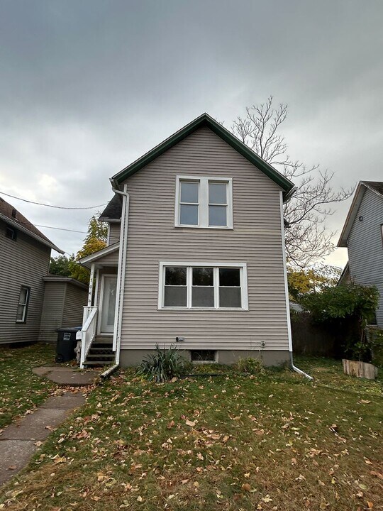 1704 13th Ave in Moline, IL - Building Photo