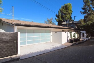 7353 Pyramid Pl in Los Angeles, CA - Foto de edificio - Building Photo
