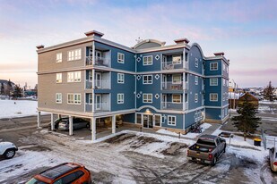 209 2nd Ave W in Cochrane, AB - Building Photo